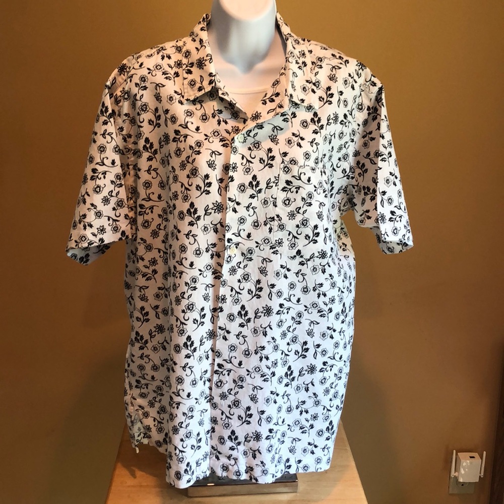 Men’s short sleeve shirt.